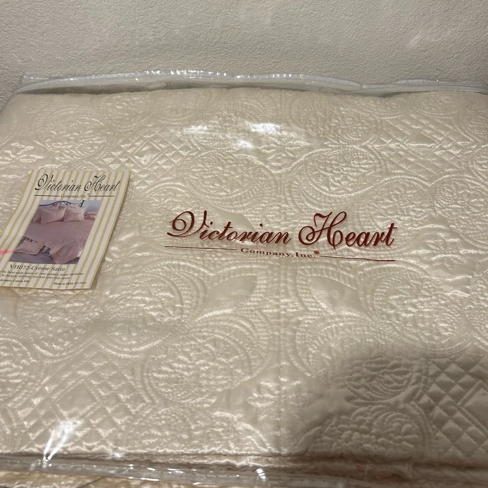 Cream Victorian Heart Twin Bedspread